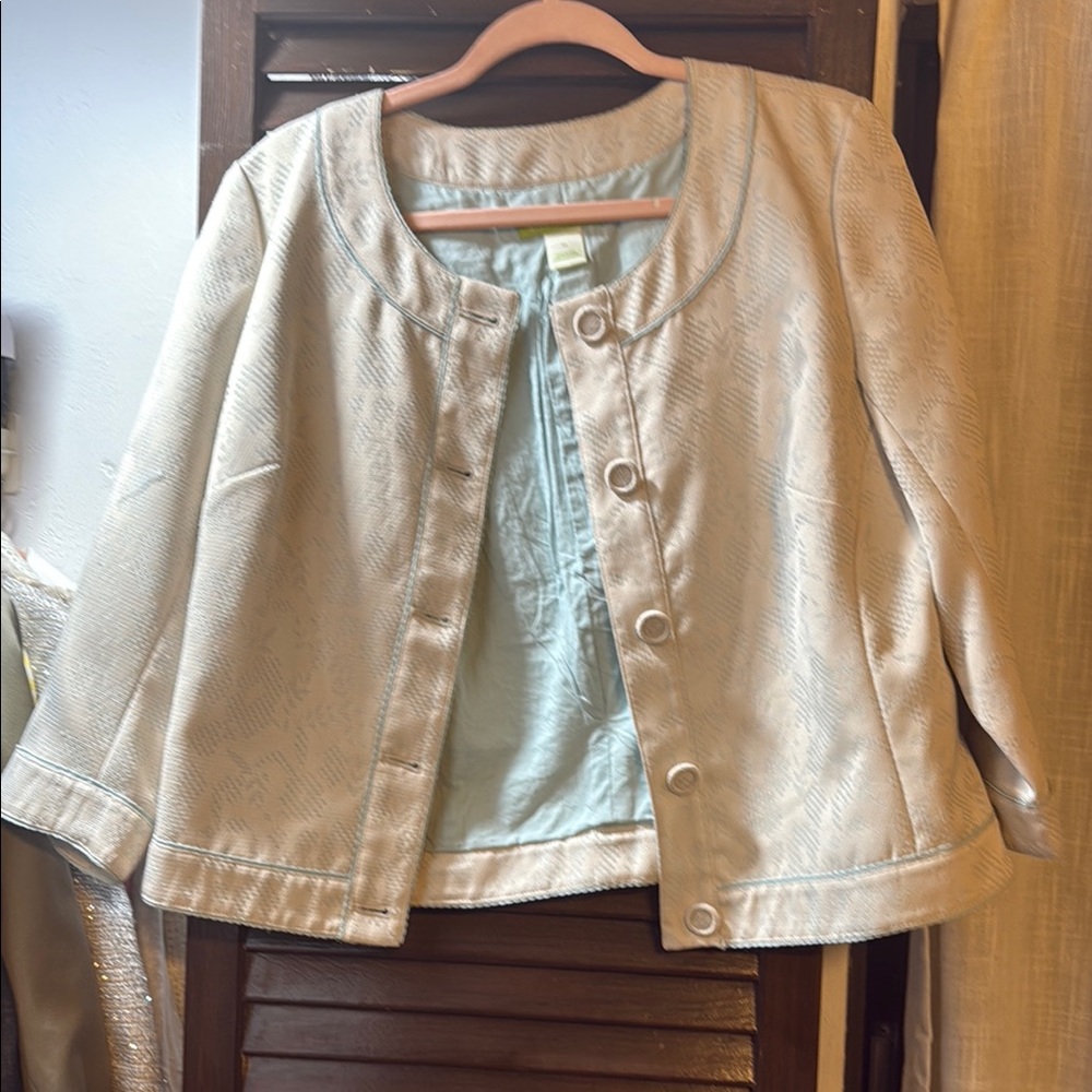 Chic Sigrid Olson Cream Button-Up Jacket with baby blue lining